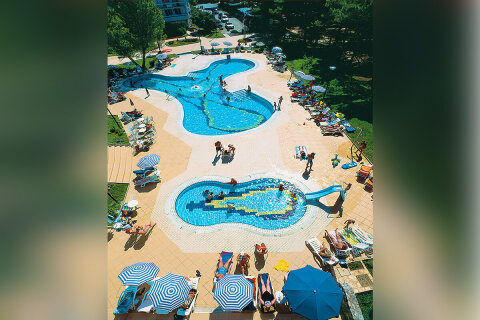 Aminess Laguna Maradiso Hotel*** - bazény před hotelem, Novigrad - Cittanova, Istrie, Chorvatsko