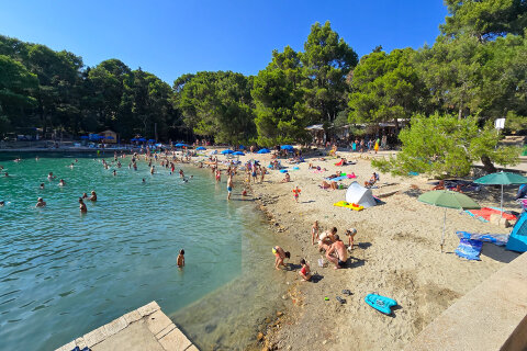 Čikat Resort*** - písečná pláž v zátoce Blatina, Mali Lošinj, ostrov Lošinj, Chorvatsko