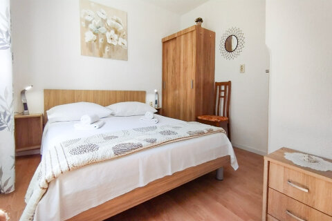 Apartmán Nikša - ložnice se třemi lůžky, Vela Farska, ostrov Brač, Chorvatsko