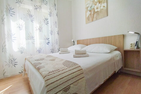 Apartmán Nikša - ložnice se třemi lůžky, Vela Farska, ostrov Brač, Chorvatsko