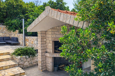 Prázdninový dům Mali Raj - gril u domu, ostrov Drvenik Veli, Chorvatsko