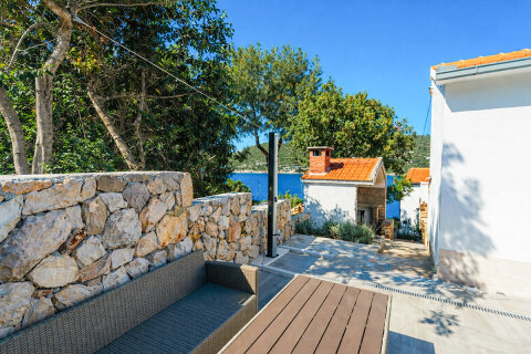 Prázdninový dům Mali Raj - terasa u bazénu, ostrov Drvenik Veli, Chorvatsko