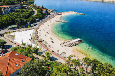 Jadranovo - hlavní pláž, Crikvenická riviéra, Chorvatsko