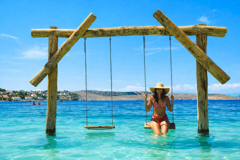 Jadranovo - houpačka v moři u hlavní pláže, Crikvenická riviéra, Chorvatsko