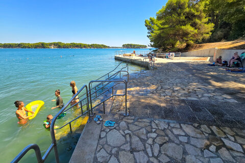 Premantura - pláž Munte, Istrie, Chorvatsko