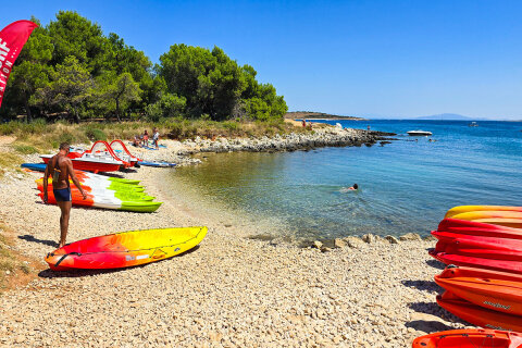 Premantura - přírodní park Kamenjak, pláž v zátoce Škokovica, Istrie, Chorvatsko