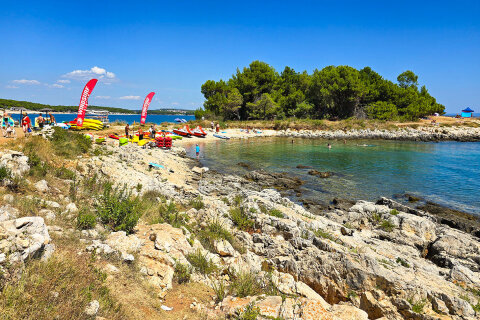 Premantura - přírodní park Kamenjak, pláž v zátoce Škokovica, Istrie, Chorvatsko