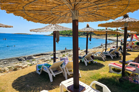 Premantura - přírodní park Kamenjak, pláž v zátoce Škokovica, Istrie, Chorvatsko