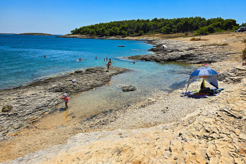 Premantura - přírodní park Kamenjak, pláž v zátoce Škokovica, Istrie, Chorvatsko