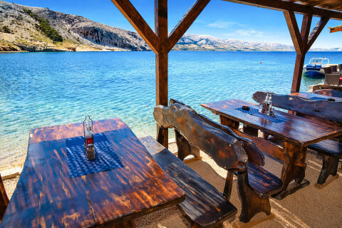 Letovisko Metajna - restaurace u hlavní pláže, ostrov Pag, Chorvatsko