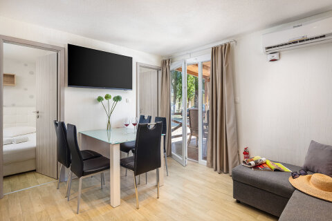 MHFW - Mobilhome Family 6+2 C zona Whirpool pro 6–8 osob, Almissa Resort, Omiš, Chorvatsko