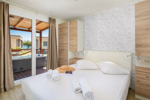MHFW - Mobilhome Family 6+2 C zona Whirpool pro 6–8 osob, Almissa Resort, Omiš, Chorvatsko