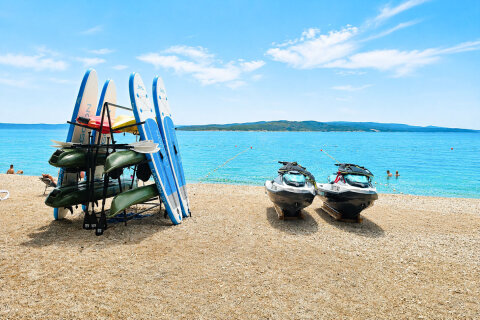 Pinadria Resort***** - pláže pod resortem - půjčovna paddleboardů a vodních skútrů, Baška Voda, Makarská riviéra, Chorvatsko