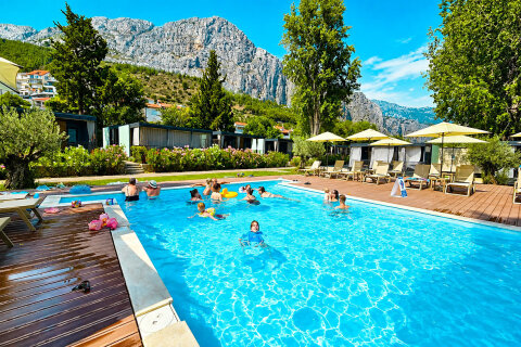 Resort Almissa**** - bazén u mobilhomů typu MHAC, Omiš, Chorvatsko