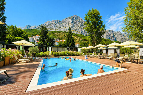 Resort Almissa**** - bazén u mobilhomů typu MHAC, Omiš, Chorvatsko