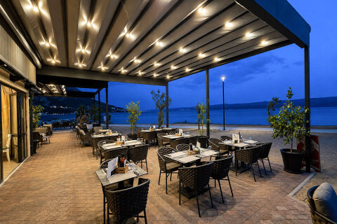 Resort Almissa**** - kavárna u pláže, Omiš, Chorvatsko
