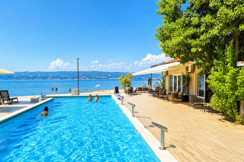 Resort Almissa**** - bazén u restaurace u pláže, Omiš, Chorvatsko