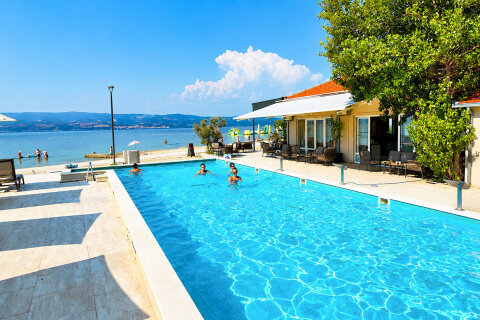 Resort Almissa**** - bazén u restaurace u pláže, Omiš, Chorvatsko