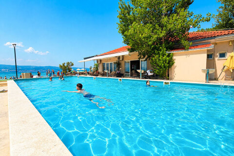 Resort Almissa**** - bazén u restaurace u pláže, Omiš, Chorvatsko