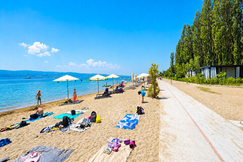 Resort Almissa**** - písečná pláž, Omiš, Chorvatsko