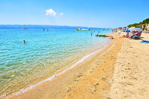 Resort Almissa**** - písečná pláž, Omiš, Chorvatsko