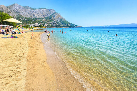 Resort Almissa**** - písečná pláž, Omiš, Chorvatsko