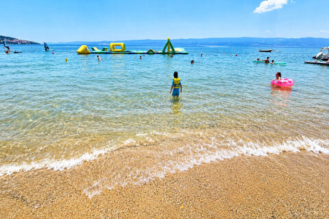 Resort Almissa**** - písečná pláž, Omiš, Chorvatsko