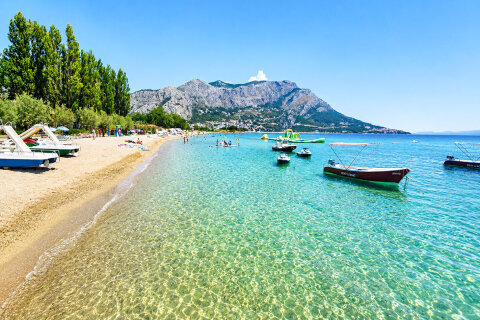 Resort Almissa**** - písečná pláž, Omiš, Chorvatsko