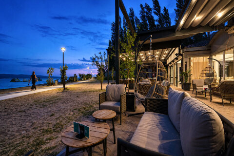 Resort Almissa**** - kavárna u pláže, Omiš, Chorvatsko