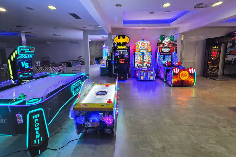 Resort Almissa**** - herna, Omiš, Chorvatsko