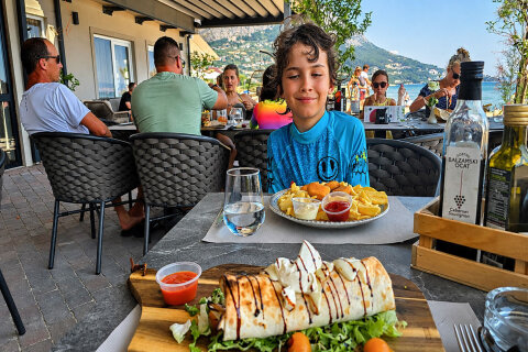 Resort Almissa**** - restaurace u pláže (obědy výběrem z jídelníčku), Omiš, Chorvatsko