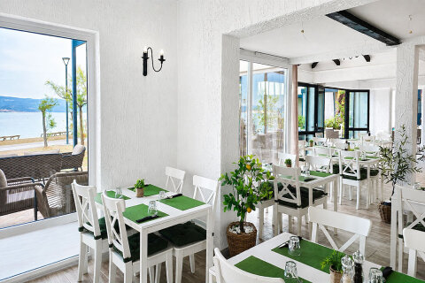 Resort Almissa**** - restaurace, kde se podává polopenze, Omiš, Chorvatsko
