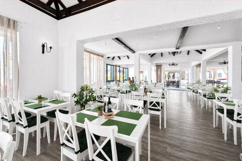 Resort Almissa**** - restaurace, kde se podává polopenze, Omiš, Chorvatsko