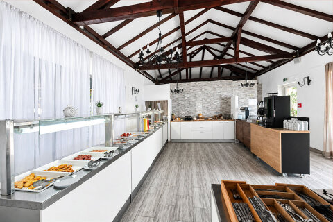 Resort Almissa**** - bufetové snídaně, Omiš, Chorvatsko