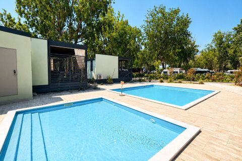 Resort Almissa**** - dva bazény pro nejmenší děti poblíž mobilhomů MHAA, Omiš, Chorvatsko