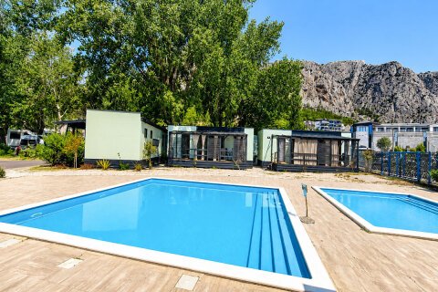 Resort Almissa**** - dva bazény pro nejmenší děti poblíž mobilhomů MHAA, Omiš, Chorvatsko