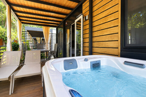 MHAA - Mobilhome Adria Superior 4+1 Whirpool A zona pro 4–5 osob, Almissa Resort, Omiš, Chorvatsko