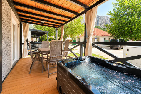 MHFW - Mobilhome Family 6+2 C zona Whirpool pro 6–8 osob, Almissa Resort, Omiš, Chorvatsko