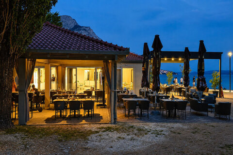 Resort Almissa**** - restaurace a kavárna u pláže, Omiš, Chorvatsko