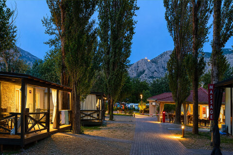 Resort Almissa**** - večerní kemp s výhledem na pevnost Fortica, Omiš, Chorvatsko