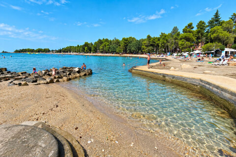 Umag - písečná pláž Pine u apartmánového resortu Stella Maris, Istrie