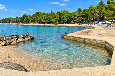 Umag - písečná pláž Pine u apartmánového resortu Stella Maris, Istrie