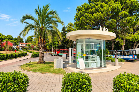 Info Point a turistický vláček u pláže Katoro, Umag, Istrie