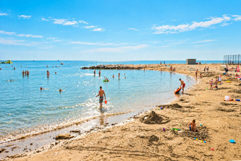 Umag - písečná pláž za mostem Stella Maris, Umag, Istrie