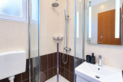 A1 - nový sprchový kout a koupelnový nábytek, apartmány Sandra, Mandre, ostrov Pag, Chorvatsko