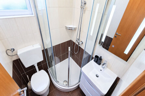 A1 - nový sprchový kout a koupelnový nábytek, apartmány Sandra, Mandre, ostrov Pag, Chorvatsko