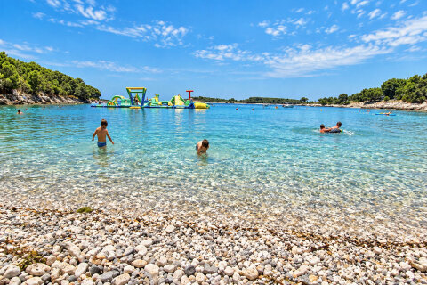 Resort Centinera*** - oblázková pláž, Banjole, Istrie, Chorvatsko