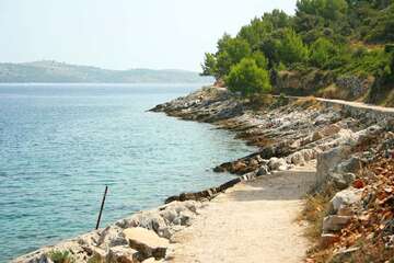 Sali - promenáda podél moře, ostrov Dugi Otok, Chorvatsko