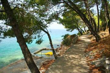 Sali - promenáda podél moře, ostrov Dugi Otok, Chorvatsko