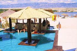 Bary na pláži Zrće poblíž letoviska Novalja, ostrov Pag, Chorvatsko 